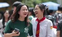 Đề Toán tiếp tục &apos;chiều lòng&apos; sĩ tử Hà Nội, vỡ oà cảm xúc sau môn thi cuối cùng