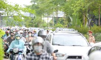Cây đa trăm tuổi bất ngờ gãy nhánh lớn, ùn tắc kéo dài trên đường Võ Chí Công