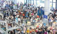 Cao điểm mùa du lịch, &apos;biển người&apos; chen chân làm thủ tục tại sân bay Nội Bài