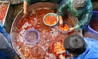 Chợ cá Yên Sở rực sắc đỏ, nhộn nhịp trước ngày cúng ông Công - ông Táo