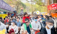 &apos;Biển người&apos; về Bắc Ninh trẩy hội chùa Phật Tích đầu xuân