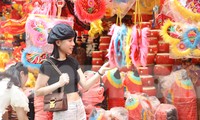 Rực rỡ sắc màu Trung thu sớm trên phố Hàng Mã