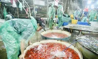 Chợ cá Yên Sở ngập sắc đỏ trước ngày tiễn ông Táo về trời