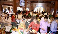 Đền Bà Chúa Kho quá tải khách &apos;vay tiền&apos; trong ngày vía Thần tài