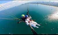 Lơ lửng trên không trung ngắm núi rừng, biển xanh Đà Nẵng