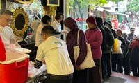 Những bạn trẻ mang suất cơm 1.000 đồng làm ấm lòng người nghèo giữa lòng thủ đô