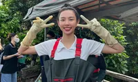 &apos;Nàng hậu quốc dân&apos; ghi điểm vì loạt ảnh đời thường, nhặt rác cùng các bạn trẻ bảo vệ môi trường