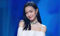 &apos;Con cưng nhà mốt xa xỉ&apos; Châu Bùi ‘gây sốt’ khi sánh vai cùng các ‘sao’ quốc tế, nhan sắc thăng hạng
