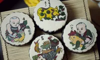 Độc đáo &apos;điêu khắc&apos; gà trống, cá vàng, tranh dân gian Đông Hồ... trên bánh Trung Thu 