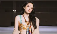 Chưa xong với dáng vẻ &apos;dì nhà ta&apos; trong &apos;The new mentor&apos;, Hương Giang lại &apos;gây sốt&apos; ở khung hình này