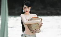 Hương Giang trông &apos;bỏng mắt&apos; với hình ảnh bán nude, lần hiếm hoi làm điều táo bạo trong sự nghiệp