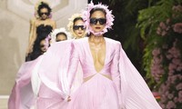 &apos;Hoa hậu đắt show catwalk bậc nhất V-biz&apos; sải bước ở vị trí vedette đầy cuốn hút nhưng lại bị đem lên &apos;bàn cân&apos;