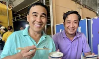 Phản ứng của ‘ngôi sao’ phim &apos;Cổng Mặt trời&apos; Đình Hiếu khi làm nghề mà bị so sánh với ‘MC quốc dân’ Quyền Linh