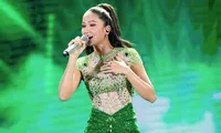 Phản ứng của khán giả khi Hoa hậu H&apos;Hen Niê bất ngờ &apos;cầm mic&apos; khoe giọng hát