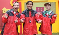  &apos;MC quốc dân&apos; Quyền Linh cùng Thuý Diễm, Hứa Kim Tuyền san sẻ yêu thương với trẻ em mồ côi nhân dịp Tết cận kề