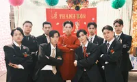 &apos;Ông hoàng nhạc Valentine&apos; đi cầu duyên ngày Tết mong &apos;thoát ế&apos;, gặp ngay &apos;Hoa hậu quốc dân&apos;