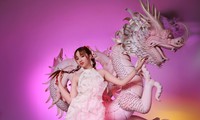 Nàng mẫu gen Z Bảo Hà thả dáng bên linh vật rồng khổng lồ, gây trầm trồ với bộ ảnh Tết đầu tư &apos;khủng&apos;
