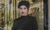 &apos;Búp bê sống làng mẫu Việt&apos; bất ngờ &apos;xuống tóc&apos;, cộng đồng mạng &apos;xôn xao&apos; trước sự tình đằng sau