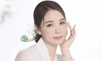 &apos;Hot girl&apos; đình đám một thời Sam khoe nhan sắc không tì vết bên cạnh hai nhân vật đặc biệt