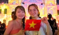 Giới trẻ TP. HCM &apos;choáng ngợp&apos; trước &apos;bữa tiệc&apos; nghệ thuật 3D đón Đại lễ 30/4, bày tỏ niềm tự hào yêu nước