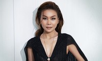 Diện váy có phần cổ siêu xẻ sâu của Công Trí, siêu mẫu Thanh Hằng cho thấy đẳng cấp &apos;hút mắt&apos; mà không &apos;phô&apos;