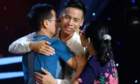 Nam vương Cao Xuân Tài khóc nghẹn ôm bố mẹ trên sóng truyền hình