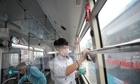 Xe buýt Hà Nội liên tục khử khuẩn và lắp đặt dung dịch sát khuẩn 