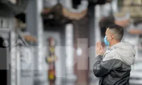 Đền chùa ở Hà Nội vẫn đóng ngày mùng 1, người dân đứng vái vọng từ xa