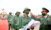 Tân binh đo thân nhiệt, bước qua &apos;Cổng Vinh Quang&apos; lên đường nhập ngũ