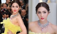 “Chất” như Chompoo Araya làm gì cũng tạo trend, dán đầy sticker lên mặt cũng “gây bão“