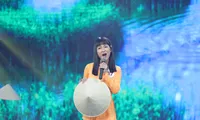 Trang Moon gây bất ngờ với áo bà ba và nón lá cùng giọng ca “ngọt lịm”