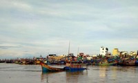 Một con tàu bị chìm đang trôi tự do ra cửa biển. Ảnh: PLO.