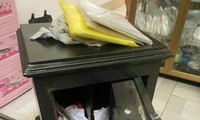 Phá tường lẻn vào nhà, đục két sắt trộm tài sản
