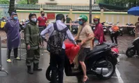 Teen Hà Nội đội mưa tới trường trong ngày đầu bước vào kỳ thi tuyển sinh lớp 10 THPT