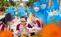 &quot;Vũ trụ ảnh kỷ yếu&quot; của Gen Z: Đạo cụ rẻ hều nhưng ý tưởng “ướp muối” lầy lội thì vô giá!
