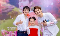 Bé Chíp (Bố ơi! Mình đi đâu thế) ngày càng lớn phổng phao, lần đầu đóng MV của bố