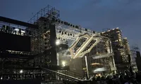 Sân khấu concert Chông Gai: Thiết kế thông tầng, sàn trượt di chuyển qua đầu fan