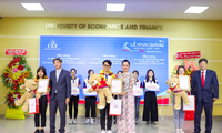 3 thủ khoa trường ĐH Kinh tế Tài chính TP. HCM nhận học bổng 100%