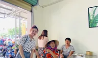 Ca sĩ Vy Oanh cùng chồng doanh nhân làm phục vụ tại bếp ăn 0 đồng