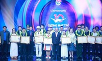 Thủ tướng Nguyễn Xuân Phúc trao giải thưởng cho các Gương mặt trẻ Việt Nam tiêu biểu 2017. Ảnh: Hồng Vĩnh