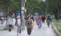 Người dân vẫn ra đường tập thể dục trong thời gian cách ly xã hội. Ảnh: Trường Phong