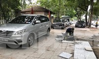 Hà Nội: Vỉa hè chưa lát đá xong, ô tô đã đỗ kín