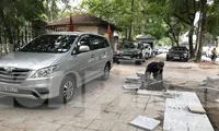 Hà Nội: Vỉa hè chưa lát đá xong, ô tô đã đỗ kín
