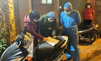 Lực lượng chức năng quận Cầu Giấy rà soát các trường hợp có liên quan. Ảnh: KTĐT