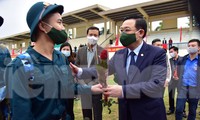 Bí thư Vương Đình Huệ tặng hoa, tiễn tân binh lên đường nhập ngũ