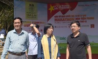 Bà Nguyễn Thị Thanh Lịch, Phó Chủ tịch UBND tỉnh Gia Lai, kiểm tra công tác chuẩn bị Giải vô địch quốc gia Marathon và cự ly dài báo Tiền Phong lần thứ 62, sáng 25/3. Ảnh: Như Ý