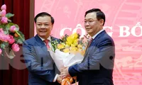 Chủ tịch Quốc hội Vương Đình Huệ, nguyên Bí thư Thành uỷ Hà Nội và tân Bí thư Thành uỷ Hà Nội Đinh Tiến Dũng. Ảnh: Mạnh Thắng