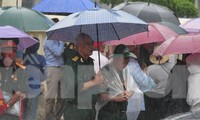 Người dân đội mưa chờ xem diễu binh, diễu hành Kỷ niệm 70 năm Chiến thắng Điện Biên Phủ