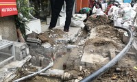 Hà Nội: Vì sao máy khoan đục &apos;băm nát&apos; vỉa hè phố Bạch Mai?