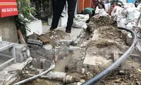 Hà Nội: Vì sao máy khoan đục &apos;băm nát&apos; vỉa hè phố Bạch Mai?